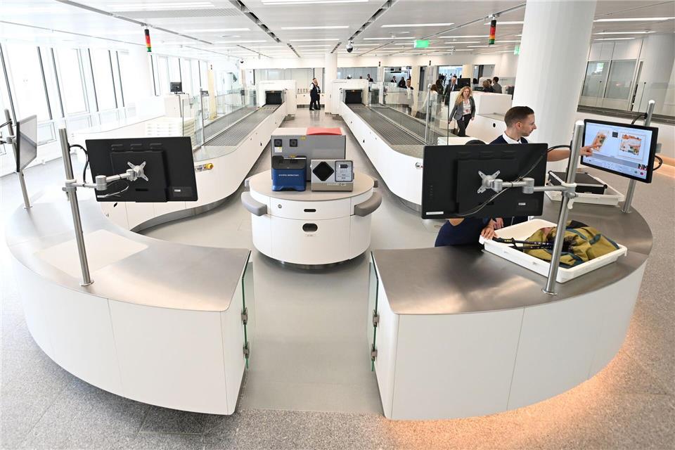 Fliegen mit mehr Flüssigkeit: EU erlaubt neue Gepäckregeln Dank neuer Handgepäckscanner könnten die Flüssigkeitsregeln fürs Flugzeug-Handgepäck bald Geschichte sein. (Archivbild)Angelika Warmuth/dpa