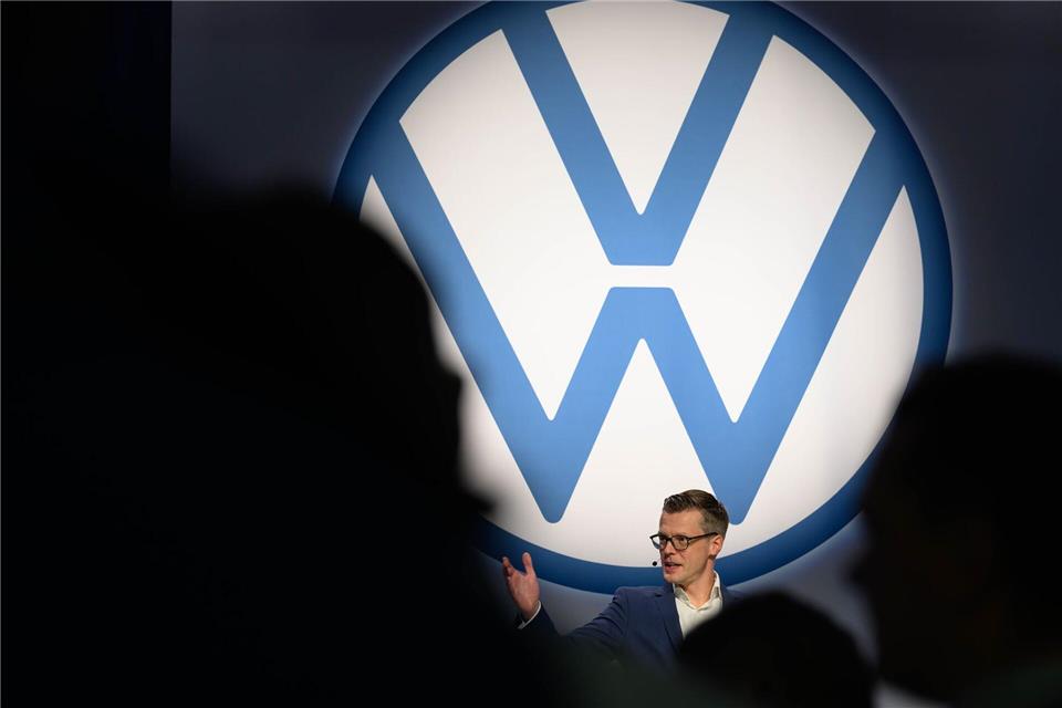 Danny Auerswald, Sprecher der Geschäftsführung von Volkswagen Sachsen, spricht bei einer Feierstunde zum 35. Jubiläum von Volkswagen Sachsen vor mehreren Tausend Mitarbeitern.Hendrik Schmidt/dpa