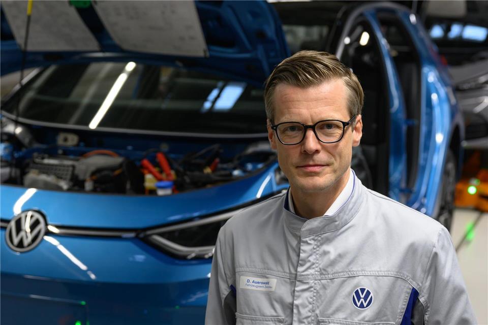 Danny Auerswald, Vorsitzender der Geschäftsführung von Volkswagen Sachsen, steht an einer Produktionslinie im Werk in Zwickau. (Archivbild)Hendrik Schmidt/dpa