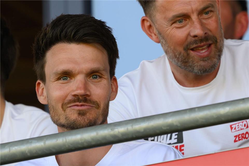 Danny Röhl (l), Trainer Glasgow Rangers, verfolgt im Stadion das Spiel seines Heimatvereins.Hendrik Schmidt/dpa