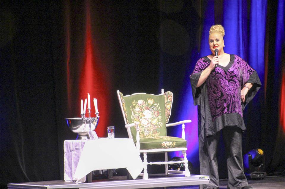 Daphne de Luxe ist in der Borkener Stadthalle aufgetreten. Sie wucherte dort mit ihren sprachlichen Pfunden.