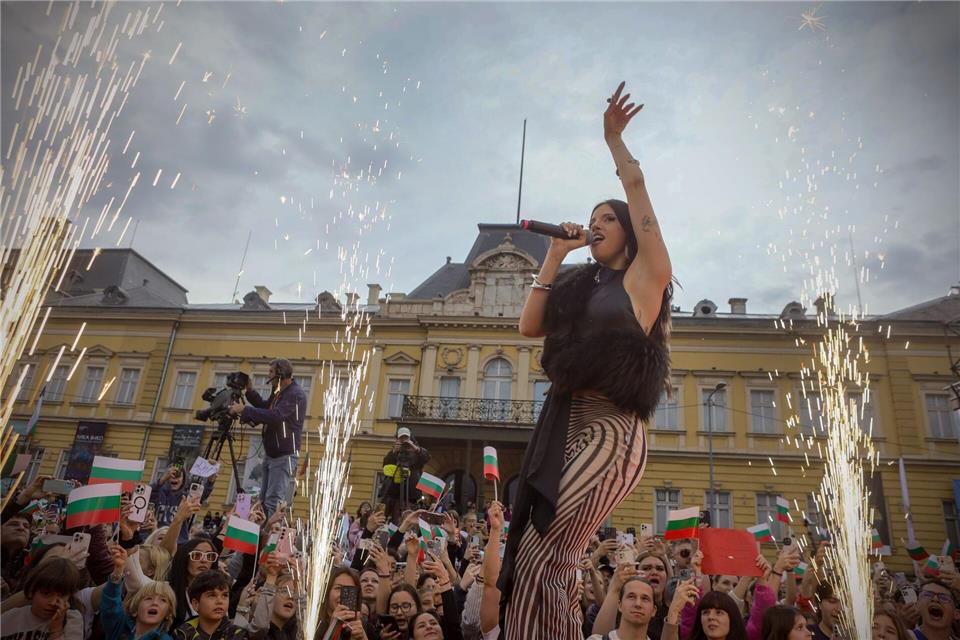 Dara, die Gewinnerin des Eurovisionswettbewerbs 2026, tritt vor ihren Fans in der bulgarischen Hauptstadt Sofia auf.Valentina Petrova/AP/dpa