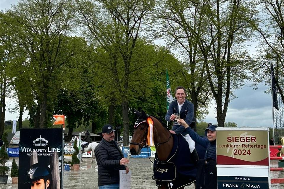 Darauf einen Sekt: In Werne gewann der Heidener Hendrik Dowe mit Askala NRW eine Springprügung der Klasse S*** mit Stechen.