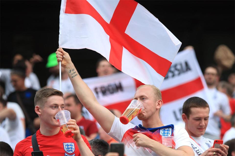 Darf auf den Rängen englischer Stadien bei Fußballspielen bald wieder Alkohol konsumiert werden? (Archivbild)Adam Davy/PA Wire/dpa