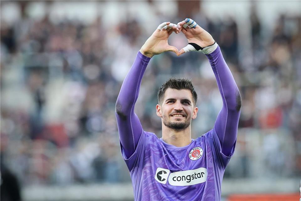 Darf einen neuen Trainingspartner begrüßen: St. Paulis Torwart Nikola Vasilj Christian Charisius/dpa