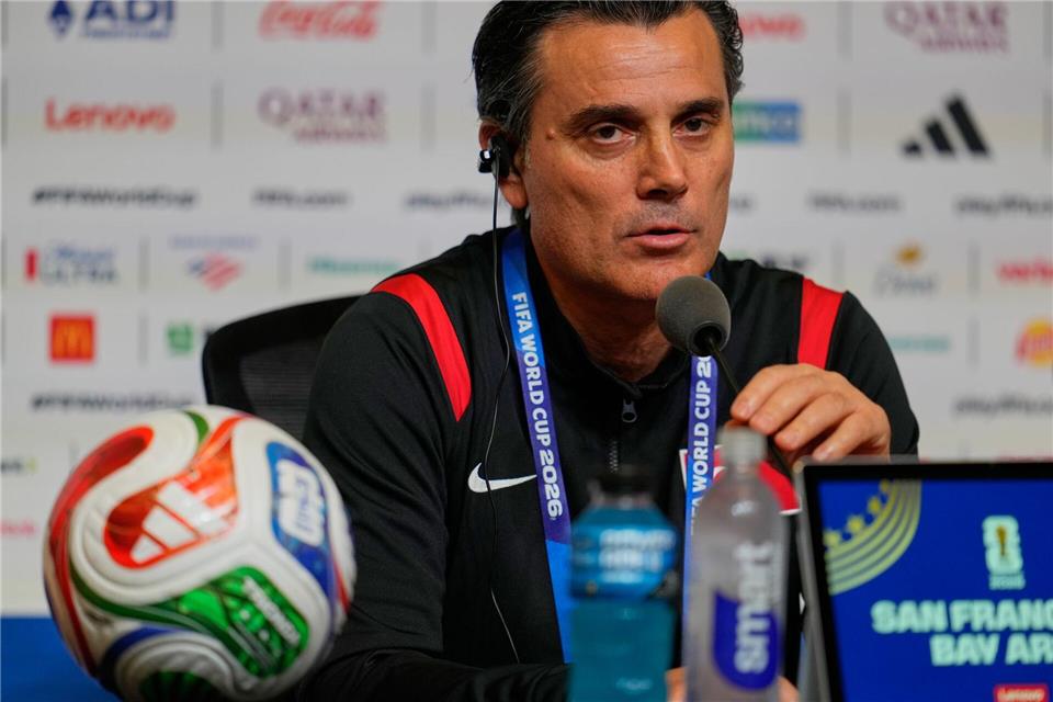 Darf er doch bleiben? Der bei der WM gescheiterte Trainer Vincenzo Montella. (Archivbild)Eugene Hoshiko/AP/dpa