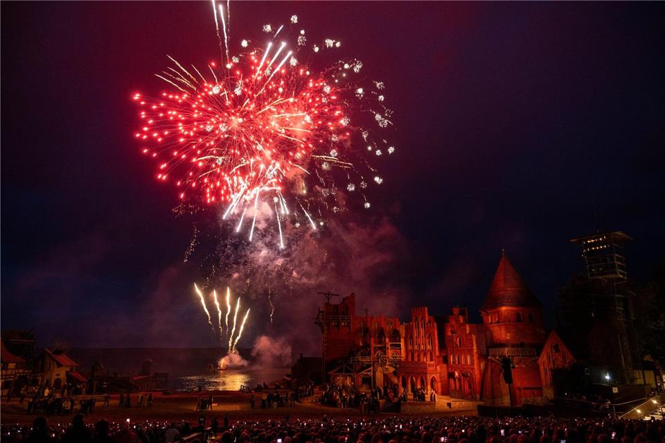 Darf es etwas mehr Pyro sein? Bei der letzten Vorstellung der Störtebeker-Festspiele wird traditionsgemäß eine Schippe draufgelegt. (Archivbild)Stefan Sauer/dpa