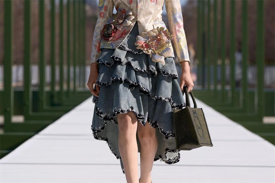 Darf es etwas mehr Stoff sein? In dieser Saison sehr gern. Hier ein opulentes Beispiel mit Volants von Dior (Preis auf Anfrage). Dior/dpa-tmn