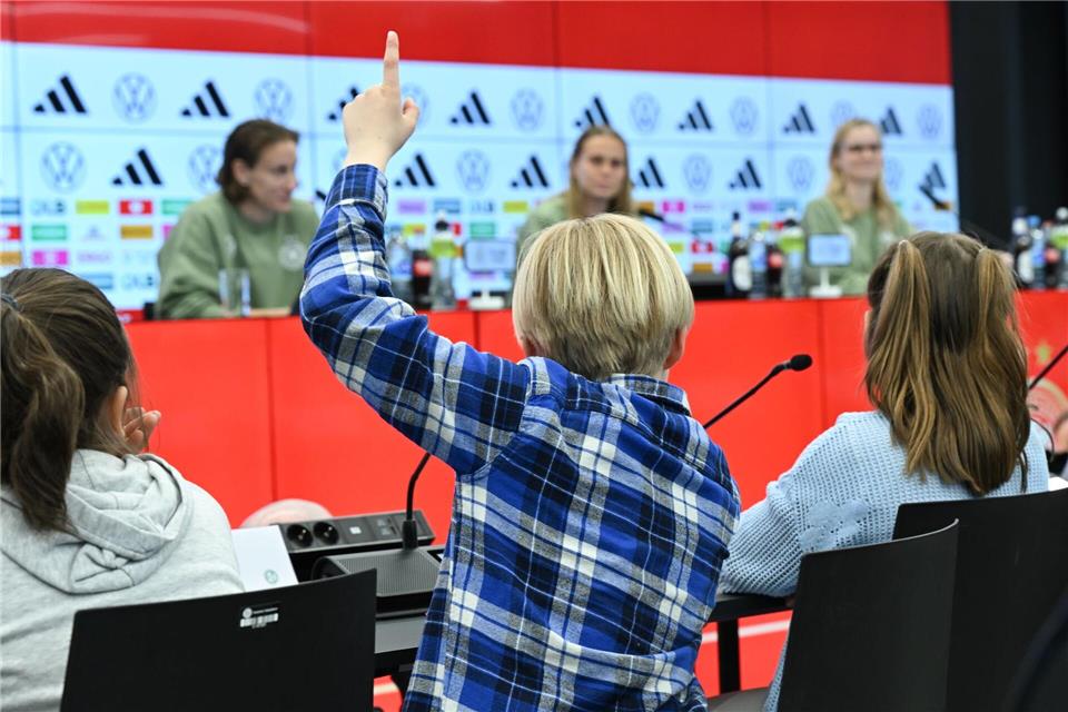 Darf ich was fragen? Schüler löchern die Fußballerinnen Klara Bühl und Ann-Katrin Berger.Arne Dedert/dpa