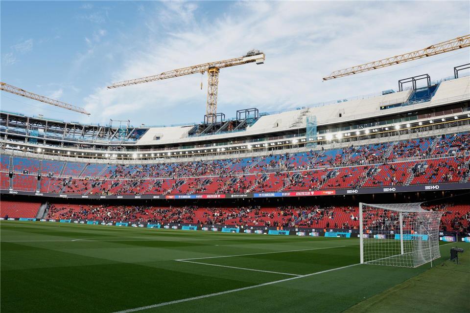 Darf nur zum Teil ausgelastet werden: Das Stadion Camp Nou in Barcelona. Joan Monfort/AP/dpa