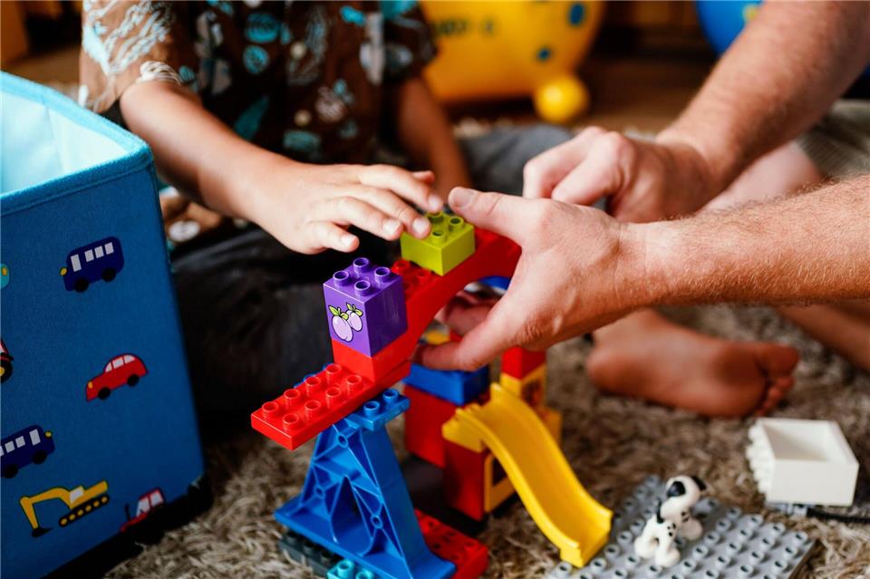 Darf ruhig Raum einnehmen - aber am besten nicht im gesamten Wohnzimmer: das Spielzeug der Kleinen.Uwe Anspach/dpa