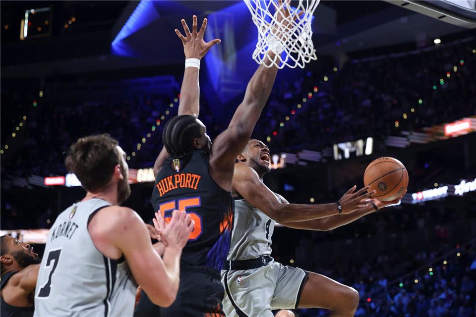 Darf sich NBA-Champion nennen: Der gebürtige Stralsunder Ariel Hukporti (M). (Archivbild)Ian Maule/AP/dpa