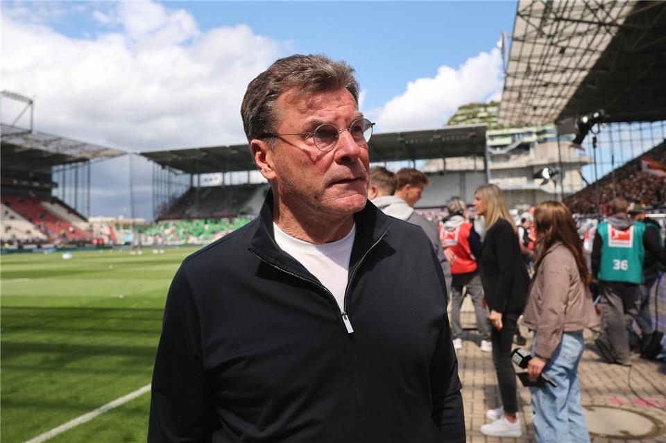 Darf weiter auf die Rettung hoffen: Wolfsburgs Trainer Dieter Hecking. Christian Charisius/dpa