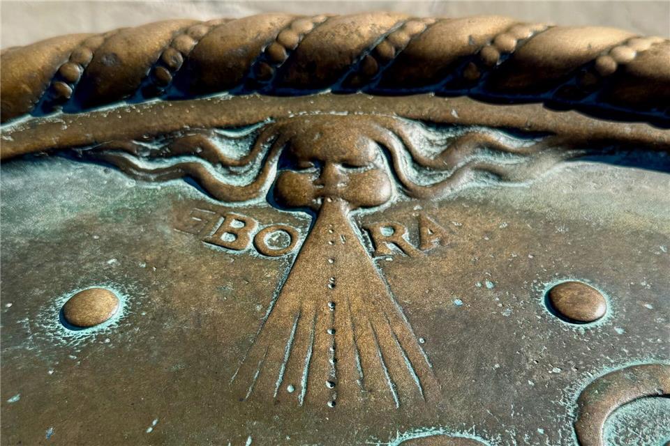 Dargestellt mit aufgeblasenen Backen: die Bora auf der Windrose am Kai.Wolfgang Stelljes/dpa-tmn