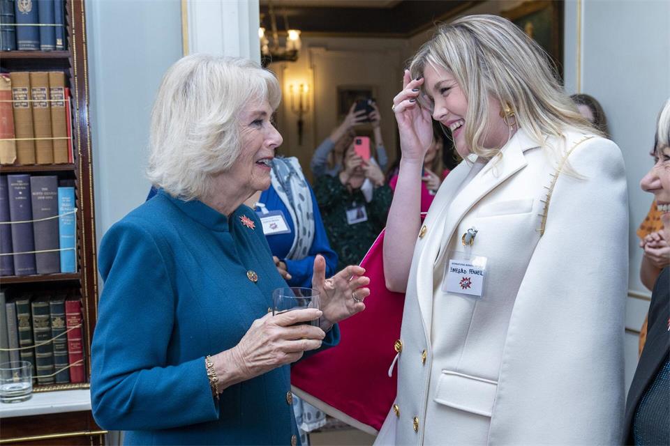 Dargestellte trifft Darstellerin: Im März 2022 trafen sich Camilla und die „The Crown“-Schauspielerin Emerald Fennell. (Archivbild)Arthur Edwards/The Sun/PA Wire/dpa