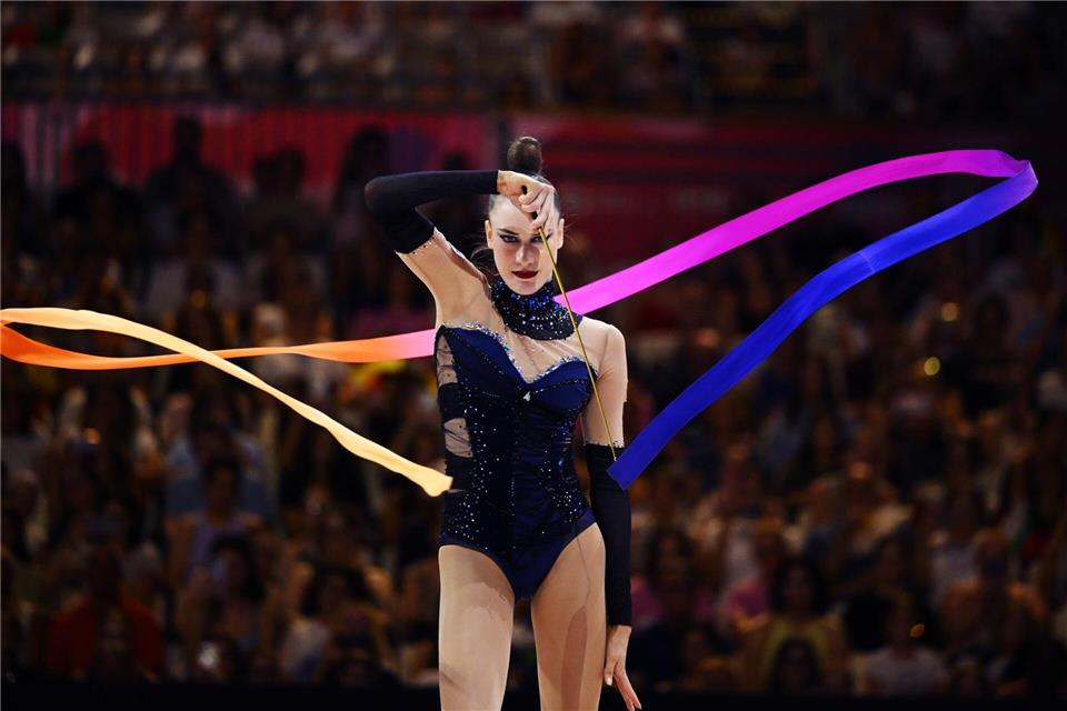 Darja Varfolomeev aus Deutschland führt bei der Weltmeisterschaft der Rhythmischen Sportgymnastik ihre Kür auf.Marijan Murat/dpa