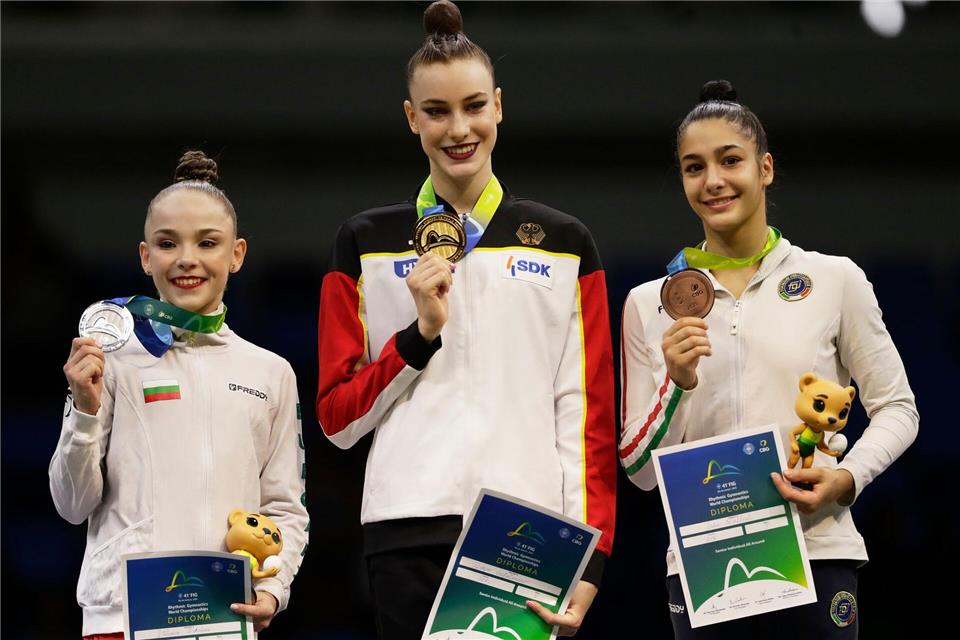 Darja Varfolomeev freut sich über ihr Mehrkampf-Gold.Bruna Prado/AP/dpa