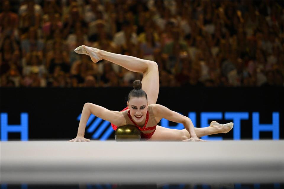 Darja Varfolomeev hat zum dritten Mal WM-Gold im Mehrkampf gewonnen.Marijan Murat/dpa