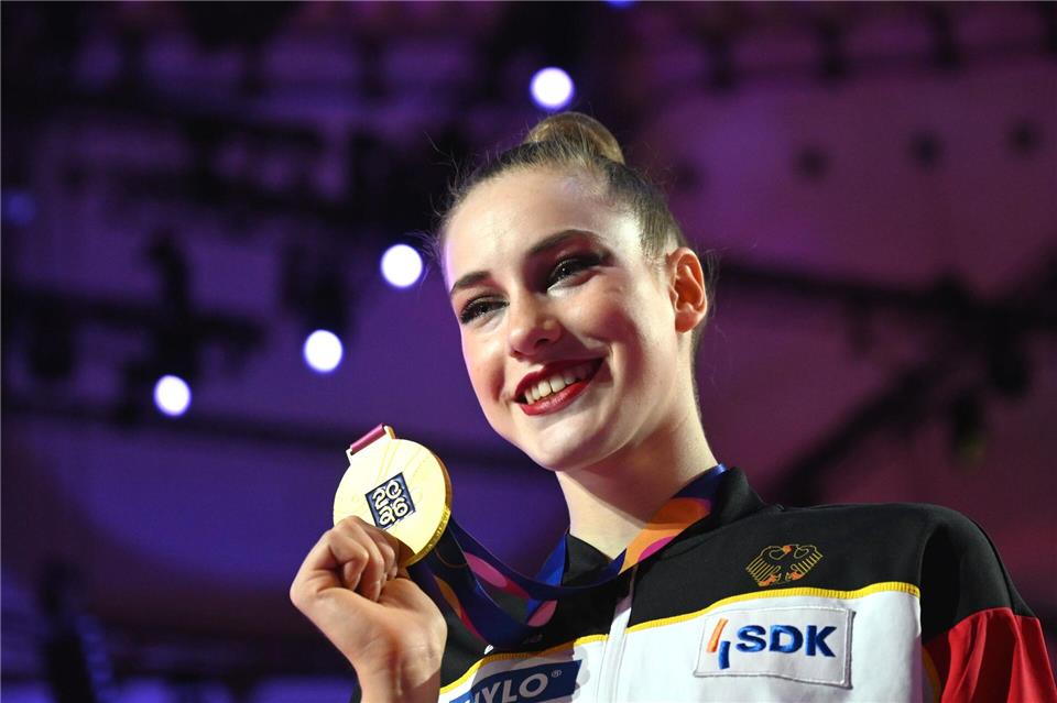 Darja Varfolomeev zeigt ihre Goldmedaille.Marijan Murat/dpa