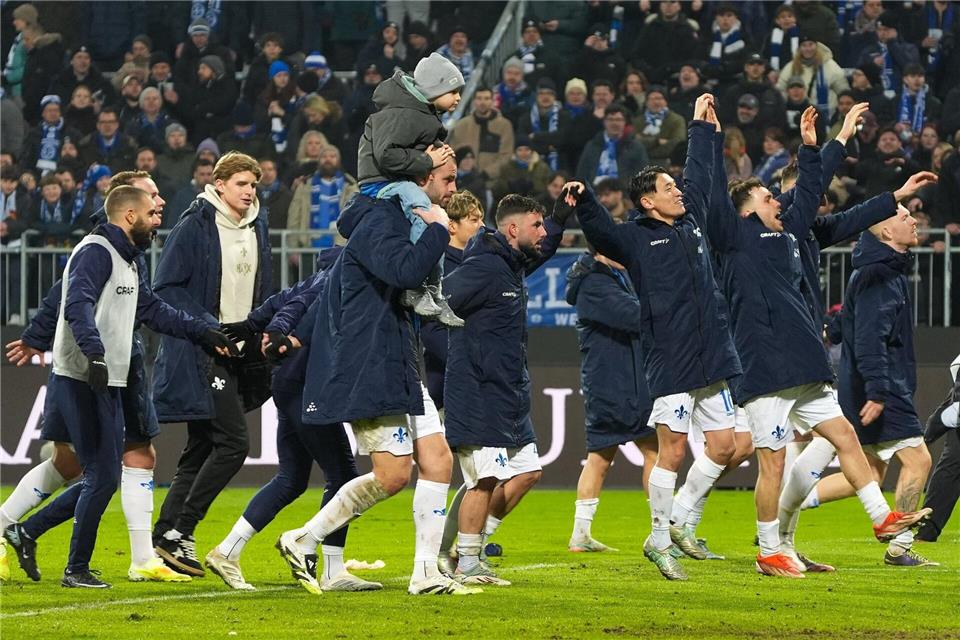 Darmstadt jubelt nach dem 4:0 über Kaiserslautern.Marc Schüler/dpa