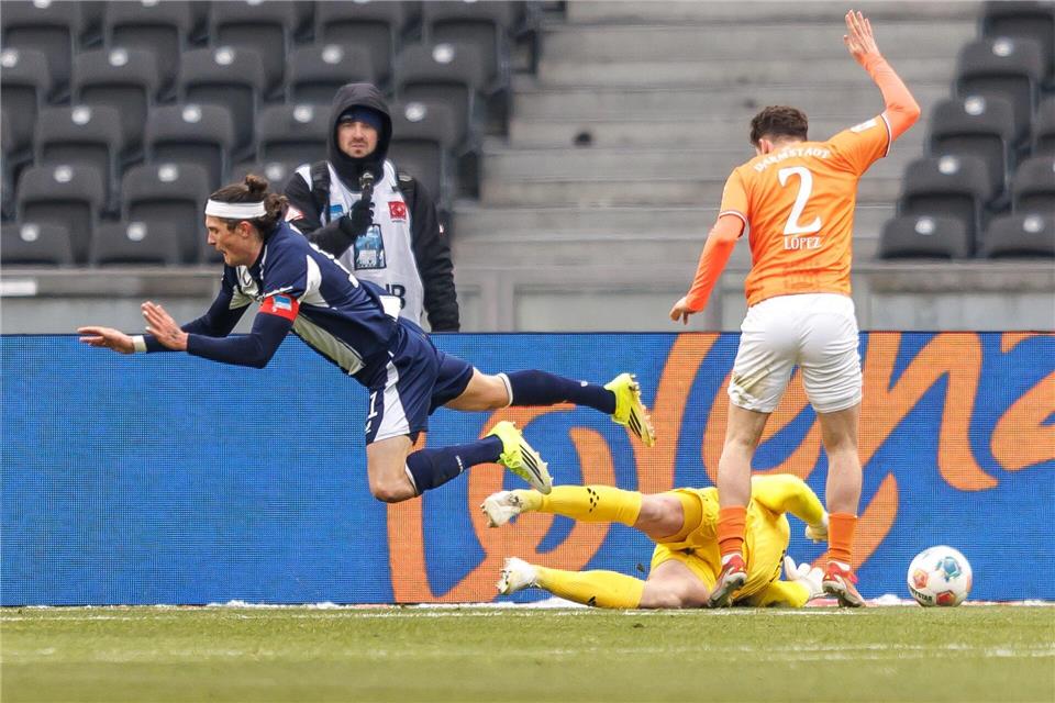 Darmstadt unter Druck: Fabian Reese und Hertha kommen angeflogen. Andreas Gora/dpa