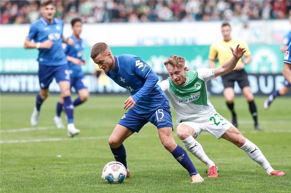 Darmstadts Fabian Nürnberger (links) und Jannik Dehm aus Fürth kämpfen um den Ball.Daniel Löb/dpa