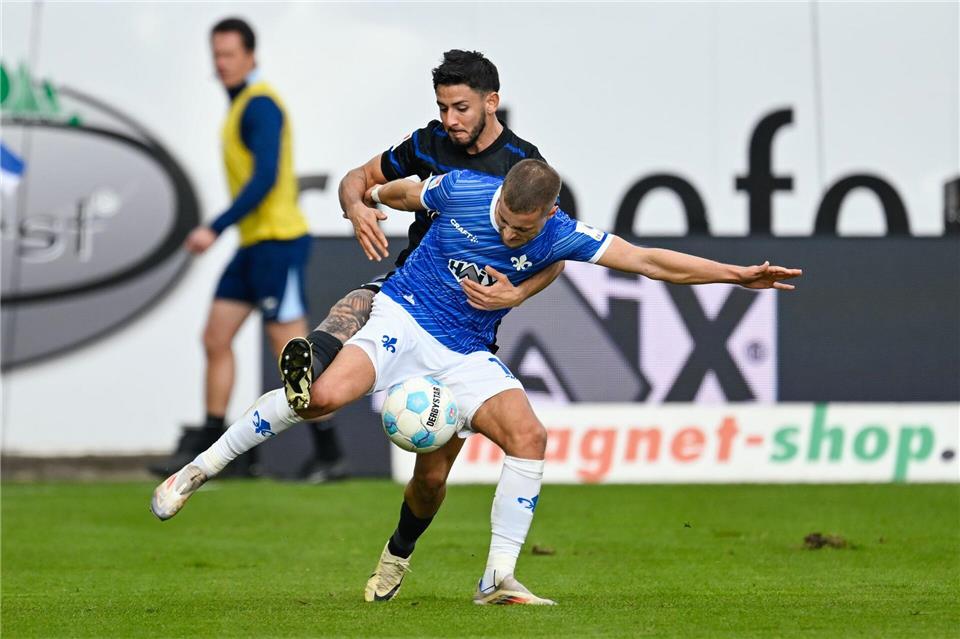 Darmstadt 98 besiegt auch Hertha BSC Darmstadts Fabian Nürnberger (vorne) und Berlins Kevin Sessa kämpfen um den Ball.Uwe Anspach/dpa