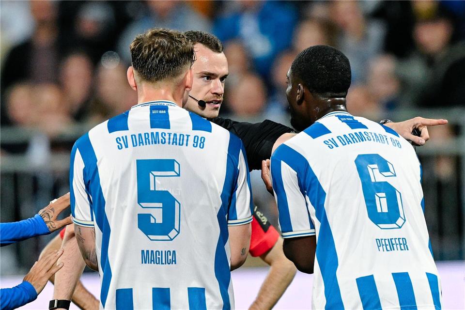 Darmstadts Patric Pfeiffer (r.) flog gegen Elversberg vom Platz.Uwe Anspach/dpa