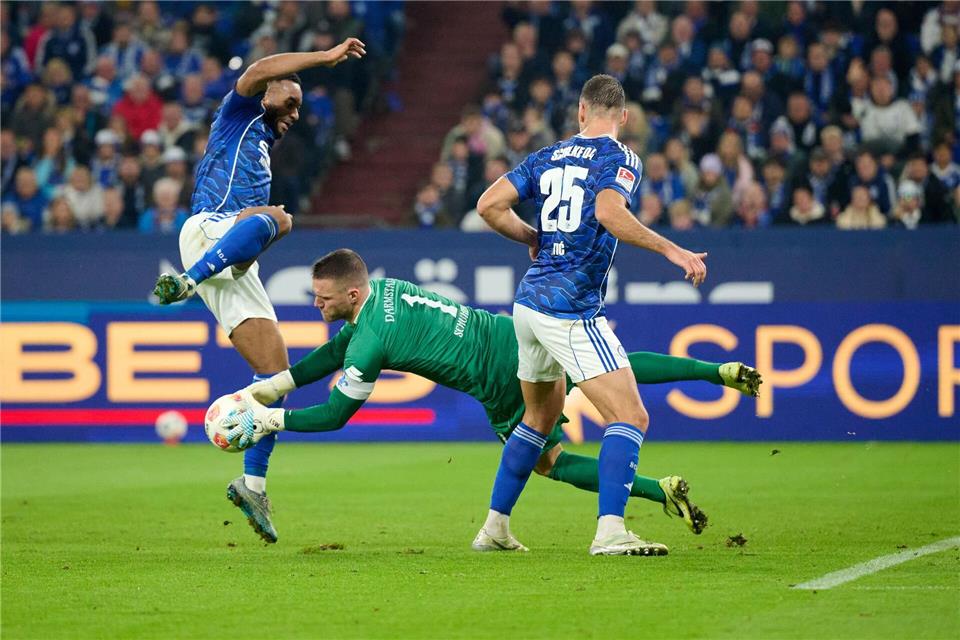 Sylla schießt Schalke an die Tabellenspitze  Darmstadts Torhüter Schuhen stand häufig im Mittelpunkt.Bernd Thissen/dpa