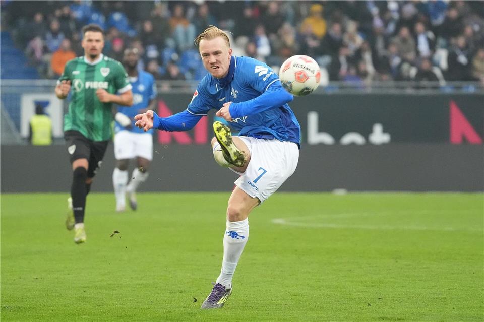 Darmstadts Torjäger Isac Lidberg beim Schussversuch gegen MünsterMarc Schüler/dpa