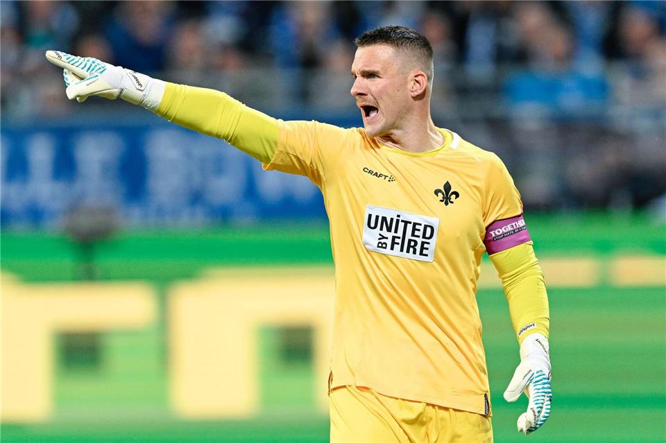 Darmstadts Torwart Marcel Schuhen hält derzeit nicht viel auf die Zweitliga-Tabelle.Uwe Anspach/dpa