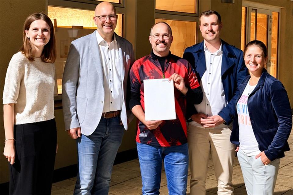 „Darten ist das neue Kegeln“ brachte Bürgermeister Manuel Deitert die geplante Umgestaltung der ehemaligen Kegelbahn im „Waldgut Frankenhof“ bei der Übergabe des Förderbescheids auf den Punkt: Zoe Pescher (v. li.), Manuel Deitert, Matthias Lüke, Tim Honermann und Andrea Große-Heidermann.