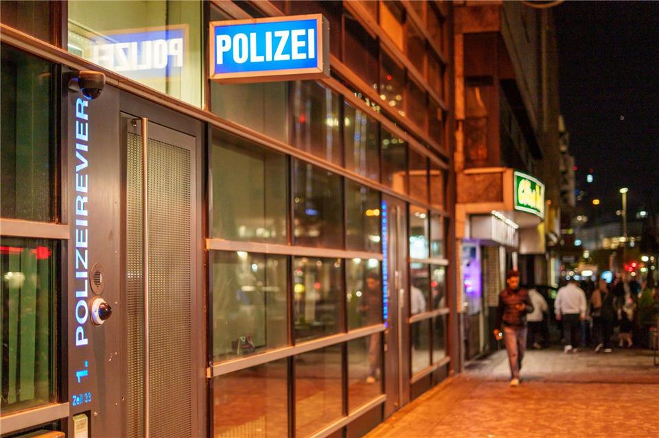 Ermittlungen gegen Polizisten - Experte zu möglichen Gründen Das 1. Polizeirevier liegt an der zentralen Konstablerwache, eine Gegend mit eher rauem Charme. Andreas Arnold/dpa