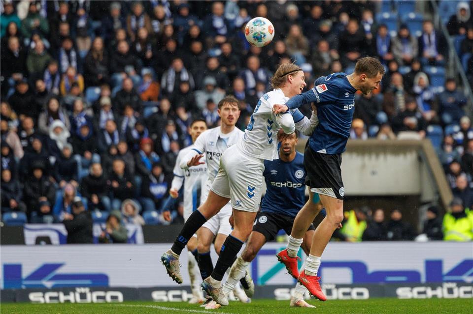 Das 1:0 für Bielefeld: Joel Grodowski (rechts) erzielt den Führungstreffer mit dem Hinterkopf.Friso Gentsch/dpa