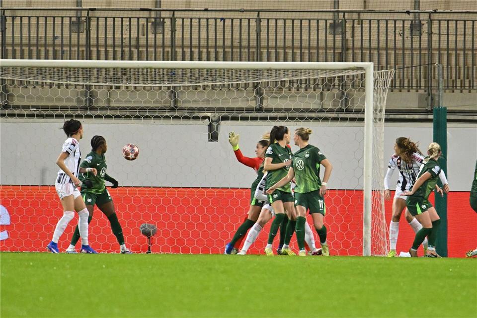 Das 1:0 für Juventus: Ana Capeta trifft per Kopf. Swen Pförtner/dpa