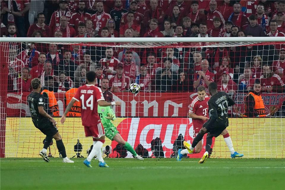 Das 1:0 für Paris: Der Ex-Dortmunder Ousmane Dembele (r) trifft in München.Matthias Schrader/AP/dpa