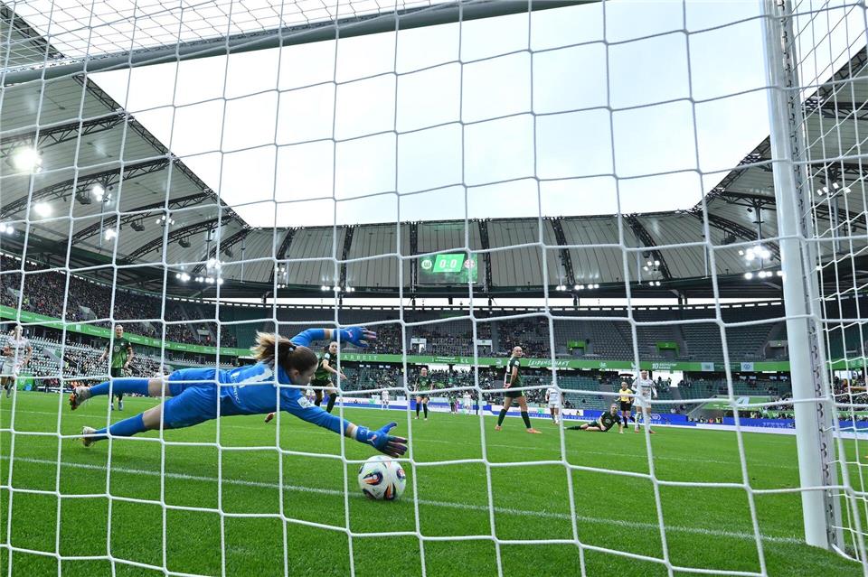 3:1 in Wolfsburg: Bayern-Frauen gewinnen Topspiel Das 1:0 für den FC Bayern: Wolfsburgs Torhüterin Stina Johannes kann den Schuss von Klara Bühl nicht halten.Swen Pförtner/dpa