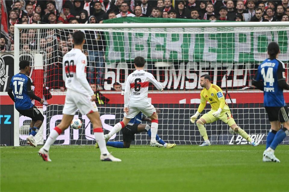 Das 1:0 für die Stuttgarter: Angelo Stiller (M.) trifft per Flachschuss.Marijan Murat/dpa