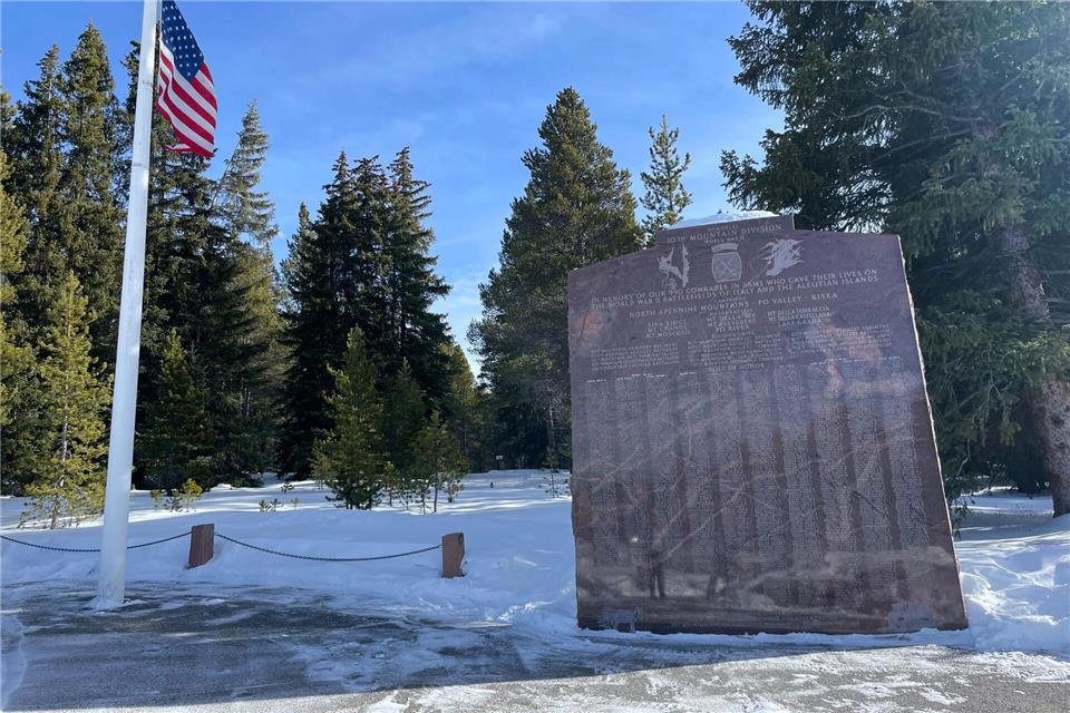 Das „10th Mountain Division“-Memorial erinnert noch heute an die bewegte Geschichte von Ski Cooper.Visit Leadville-Twin Lakes/dpa-tmn