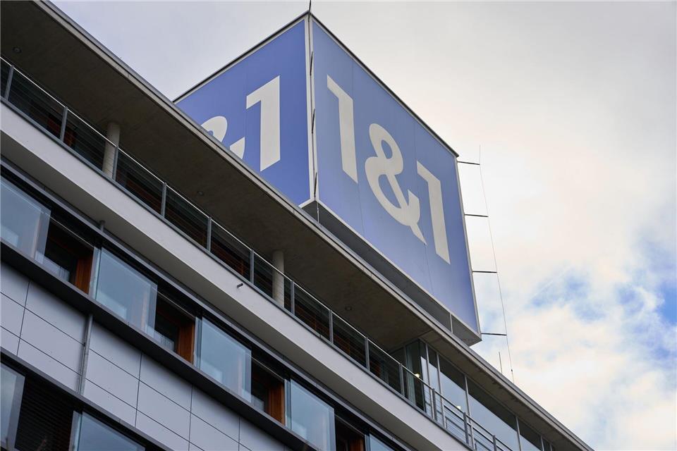 Das 1&1-Firmenlogo auf dem Dach der Firmenzentrale in Montabaur.Thomas Frey/dpa
