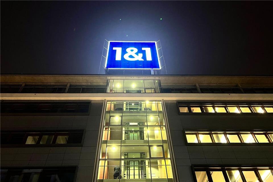Das 1&1-Logo bei Nacht - das Telekommunikationsunternehmen hat die Partnerschaft mit O2 beendet.Wolf von Dewitz/dpa