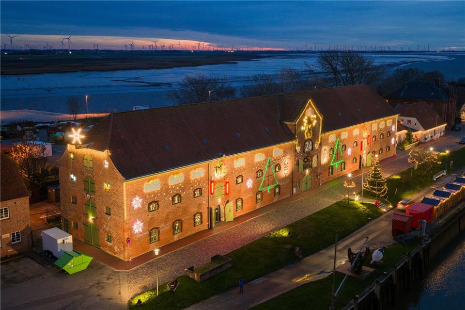 Das 1783 erbaute Backsteingebäude in Tönning gilt in der Vorweihnachtszeit als der längste Adventskalender der Welt.Bodo Marks/dpa
