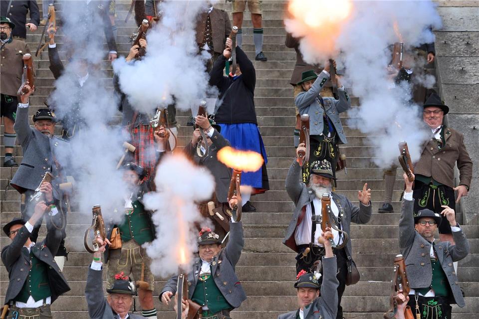 Das 190. Münchner Oktoberfest endet: Bayerische Schützen stehen beim traditionellen Böllerschießen auf den Stufen zum Bavaria-Denkmal.Karl-Josef Hildenbrand/dpa