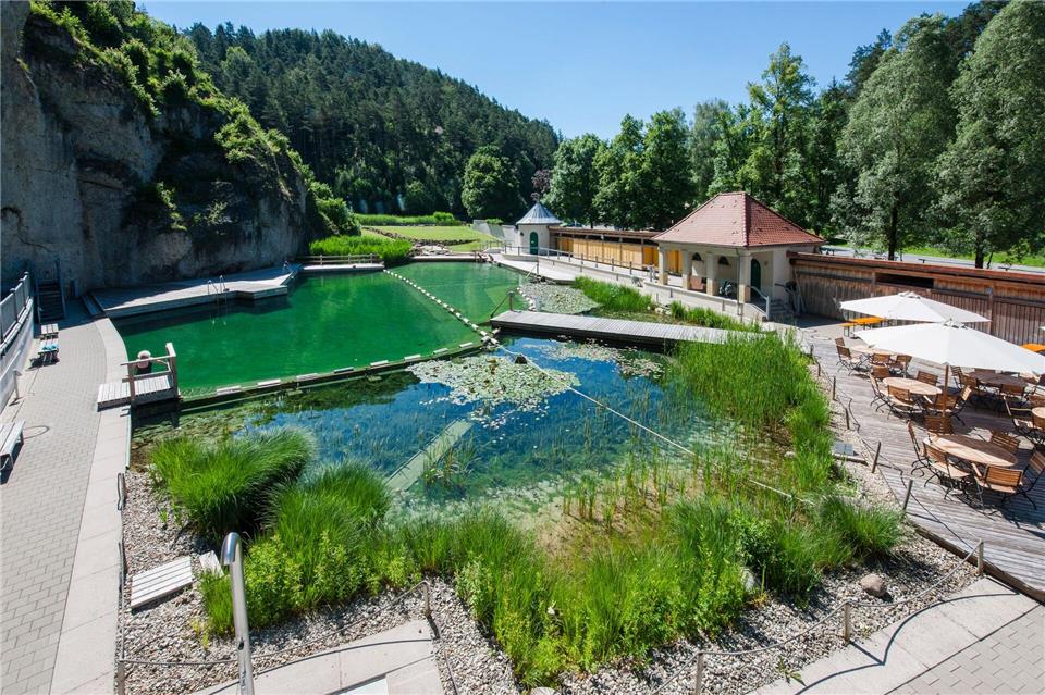 Das 1926 Freibad liegt am Fuße einer Felswand und ist noch heute von Jugendstil-Mauern umgeben.Florian Trykowski/TZ Fränkische Schweiz /dpa
