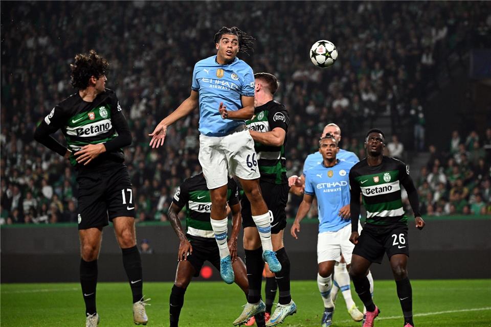 Das 20 Jahre alte Abwehrtalent Jahmai Simpson-Pusey (beim Kopfball) soll die Kölner Defensive stabilisieren. (Archivbild)Zed Jameson/PA Wire/dpa