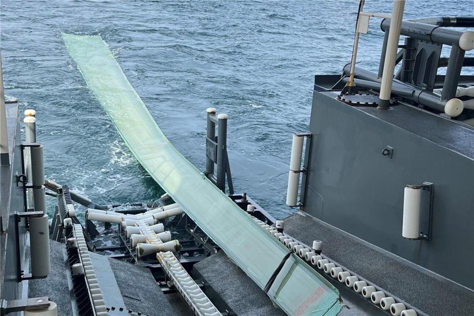 Das 20 Meter lange Rotorblatt wird über die Heckwanne an Bord gezogen.---/Bundespolizeiinspektion See Cuxhaven/dpa