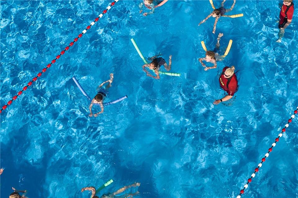 Das 25 mal 10 Meter große Lehr- und Sportschwimmbecken kann bis Mitte September genutzt werden.Thomas Frey/dpa