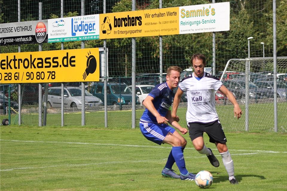 Das 3:0 des RC Borken-Hoxfeld im Hinspiel gegen Westfalia Gemen II war eine klare Angelegenheit. In dieser Zweikampfszene: Hoxfelds Alexander Höing (rechts) und Gemens Philipp Sievers.Er verstärkt mittlerweile die Landesliga-Erste Westfalias.
