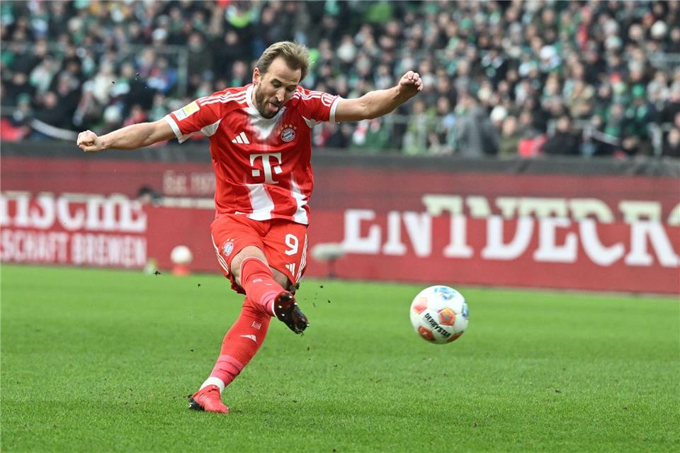 Das 500. Tor seiner Profi-Karriere: Bayern-Stürmer Harry Kane trifft zum 2:0 in Bremen.Carmen Jaspersen/dpa