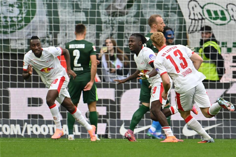Das 600. Tor der Leipziger Bundesliga-Geschichte: Johan Bakayoko (r) jubelt über das 1:0 in Wolfsburg.Swen Pförtner/dpa